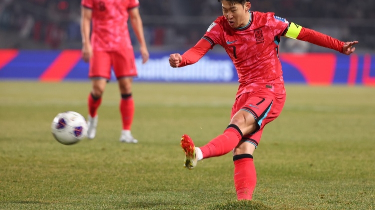 草皮堪忧🥶孙兴慜比赛中传球瞬间，自己的支撑脚陷进了草皮