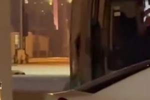 女球迷接机老詹吐槽：哎哎哎，这就走了？这TM也不看我们一眼